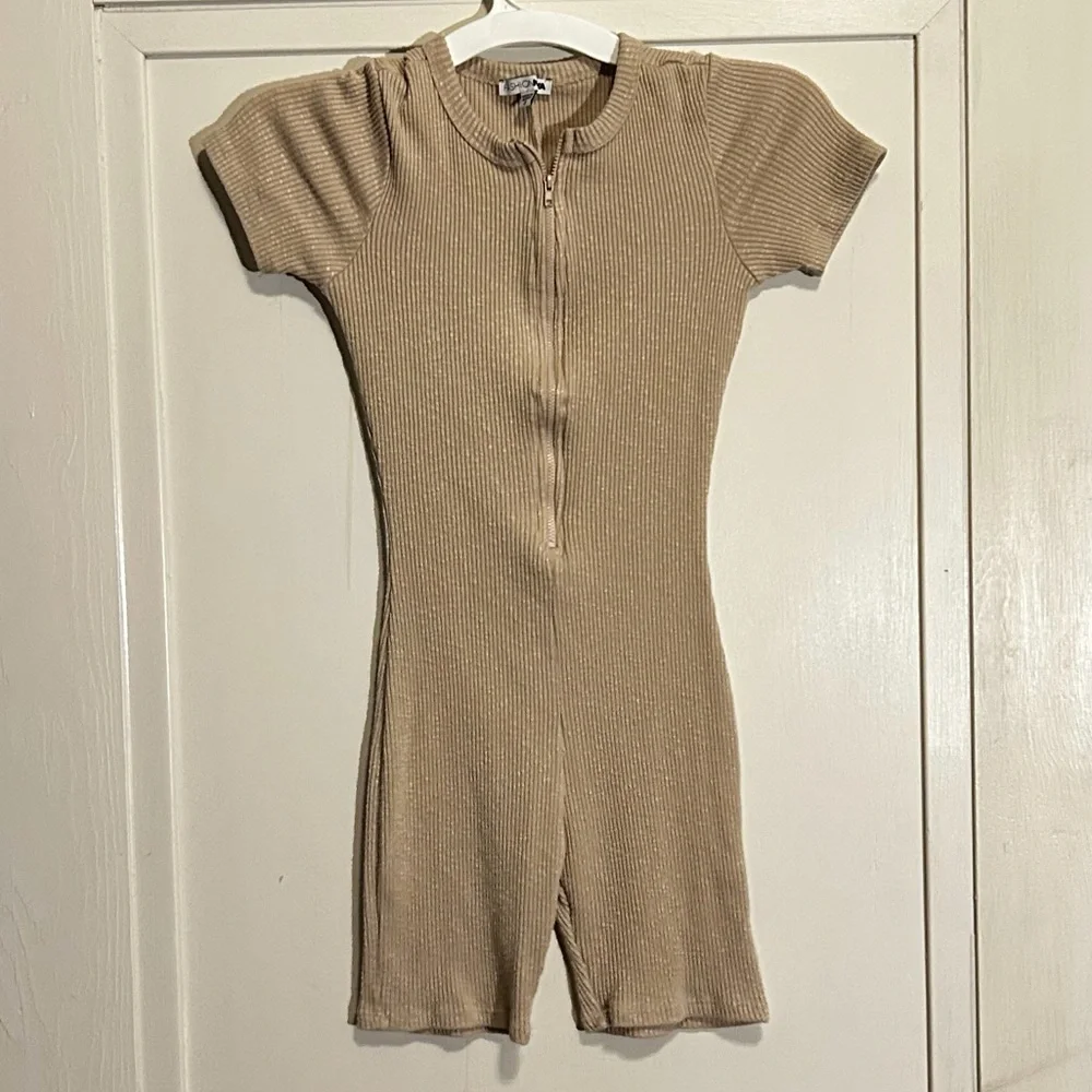 Fashion Nova tan cream zip front ribbed bodysuit women’s size small